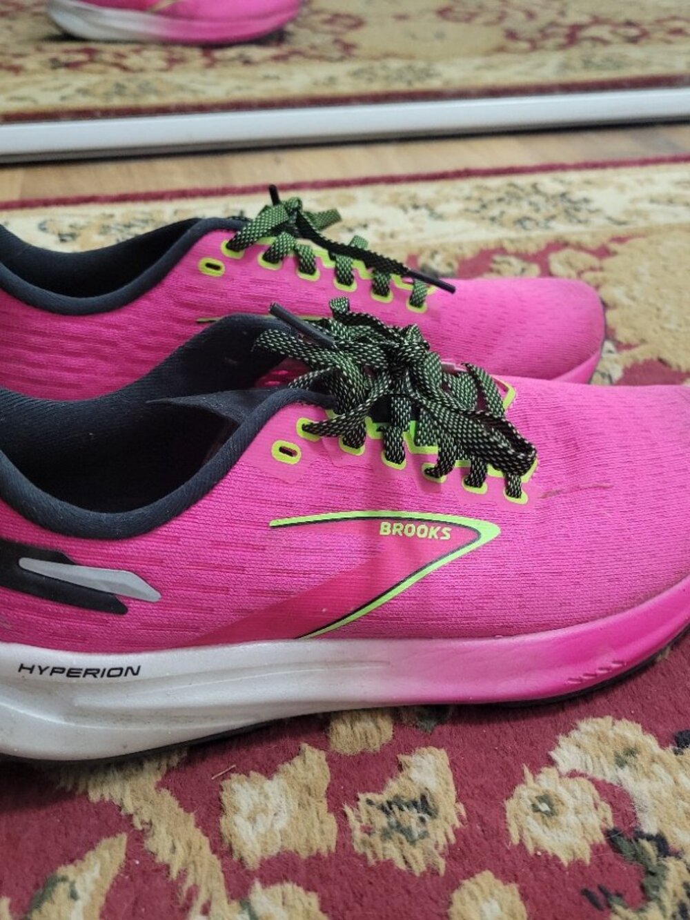 Brooks Hyperion pink size 8